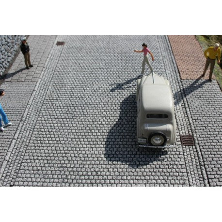 (Spur0) Pflasterstrasse mit Rinnsteinen