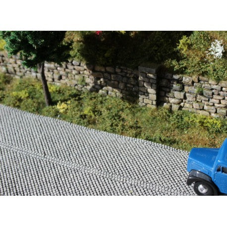 Pflasterstraße polygonal mit Mittentrennung