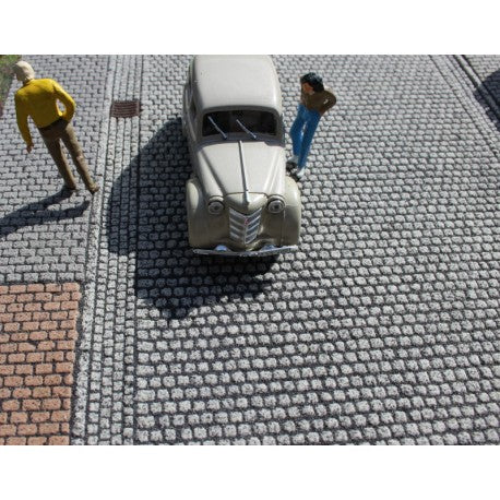 (Spur0) Pflasterstrasse mit Rinnsteinen