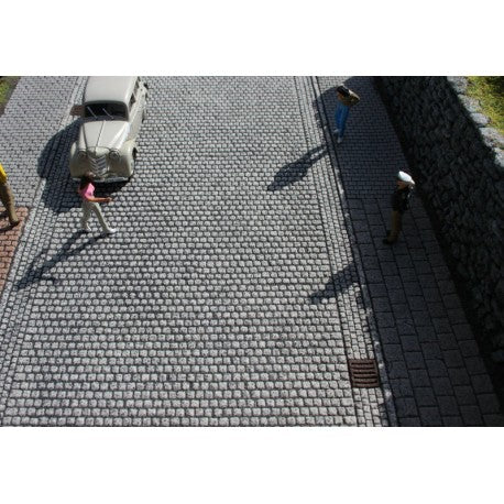 (Spur0) Pflasterstrasse mit Rinnsteinen