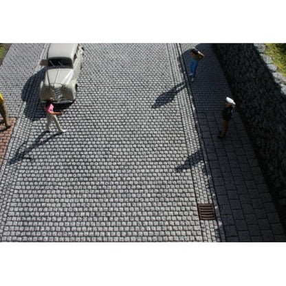 (Spur0) Pflasterstrasse mit Rinnsteinen