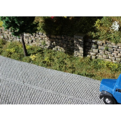 Pflasterstraße polygonal mit Mittentrennung