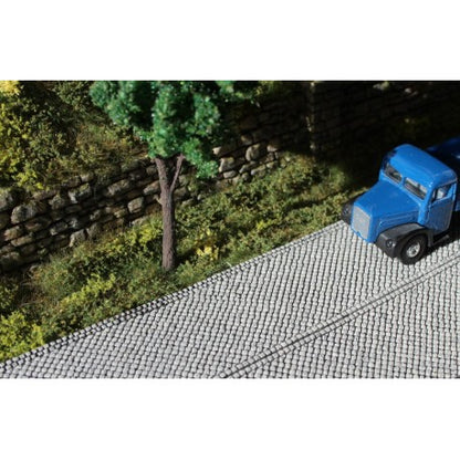 Pflasterstraße polygonal mit Mittentrennung