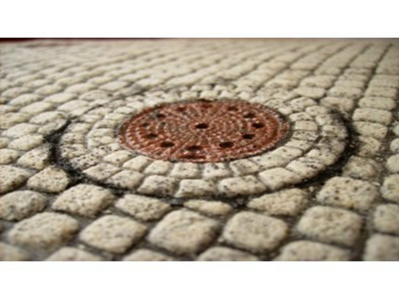 Kanaldeckel Rund mit Pflasterrand (1:22,5)