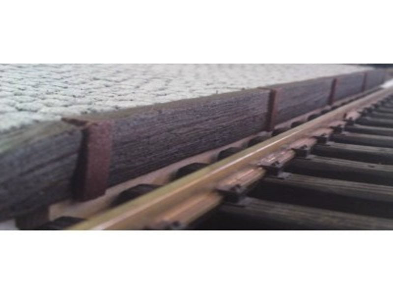 Bahnsteigkante Holzschwellen (1:22,5)